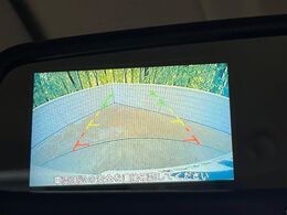【バックカメラ】駐車時に後方がリアルタイム映像で確認できます。大型商業施設や立体駐車場での駐車時や、夜間のバック時に大活躍！運転スキルに関わらず、今や必須となった装備のひとつです！
