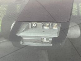 【トヨタセーフティセンス】走行中に前方の車両等を認識し、衝突しそうな時は警報とブレーキで衝突回避と被害軽減をアシスト。より安全にドライブをお楽しみいただけます。
