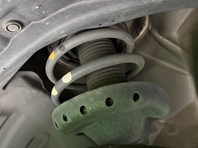 お車を安心してお乗りいただく為には、足回りの定期点検が欠かせません。サービスサポート（有償保証）では無料点検もご提供しており、安心のカーライフをお過ごしいただけるサポート体制が整っています。