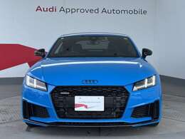 立体的にデザインされたヘッドライトと低くワイドなシングルフレームグリル、ボンネットに配置されたフォーリングスが、Audi の新しいスポーツカーの表情を形づくります。