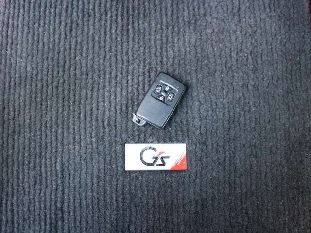スマートキーも装備されていてお車の高額装備のひとつです！！カバンの中から鍵を探す手間もなくすぐに開閉できます！両手が荷物で塞がっている時や雨のときなど便利ですね！