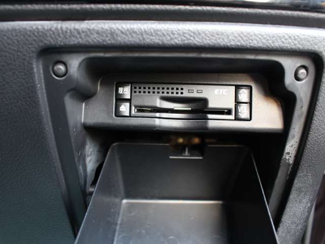 ETCももちろん装備！いまや無い車はないのではないかというくらいですがこちらも例外ではなく装備されております！後からつける手間もお金もかからず高速もスイスイなので友達・家族と遠出も楽しくなるはずです