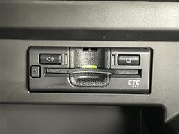 【ETC】有料道路を利用する際に料金所で停止することなく通過できる、ETC車載器（ノンストップ自動料金収受システム機器）が装備されています。セットアップを行うことで利用可能になります。