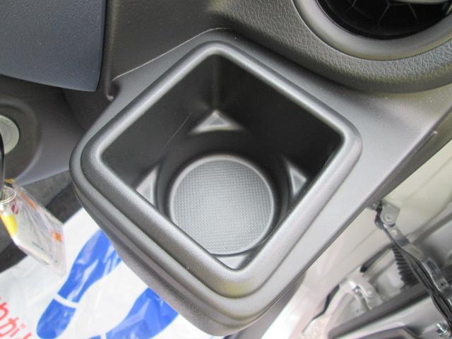 運転席のドリンクホルダーです☆紙パックも入ります☆掃除もしやすい形です☆