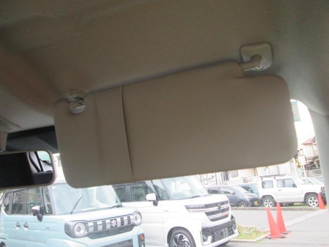 運転席のサンバイザーは駐車券等が挟めるようになっています☆