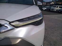 夜間でも明るいLEDヘッドライトがついたお車です