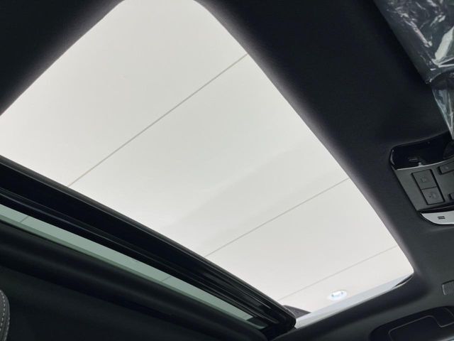 【サンルーフ】開放感たっぷりの希少装備、サンルーフが装着されています！車内に明かりを取り入れたり景色を楽しむ以外にも、車内の空気も簡単に換気できて快適です！