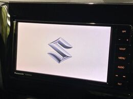 【純正ナビ】人気の純正ナビを装備しております。ナビの使いやすさはもちろん、オーディオ機能も充実！キャンプや旅行はもちろん、通勤や買い物など普段のドライブも楽しくなるはず♪