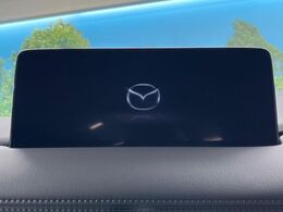 【10.25インチマツダコネクト】車内の雰囲気にマッチした大型ディスプレイ。スマホ接続でのナビ使用やBluetooth再生等、様々な機能が楽しめます。直感的なダイヤル操作が可能で、使い勝手も良好です。