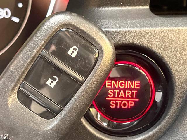 【問合せ：0749-27-4907】【Hondaスマートキー】カバンやポケットに入れたままでもドアの施錠・解錠が可能なスマートキーを装備。エンジンのオン・オフ時もカギを取り出す必要が無いからとっても便