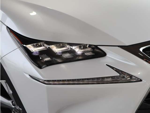 ☆LEXUSNX200TversionLオプションソニッククォーツカラー4万K台モデリスタ仕様入荷致しました☆スポーツ4本出しマフラーにメーカーオプション3段LEDヘッドランプ。ポイントはブラウンレザーインテリアとなります☆☆