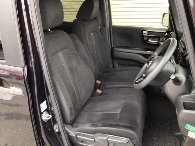 フロントシートです！！ベンチシートなので座席の移動もスムーズに出来ます！！足元も広く運転も楽ですよ！！