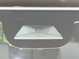 【ホンダセンシング】走行中に前方の車両等を認識し、衝突しそうな時は警報とブレーキで衝突回避と被害軽減をアシスト。より安全にドライブをお楽しみいただけます。