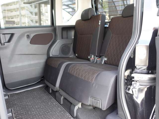 足元広々セカンドシート！