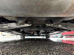 下回りにも目立つ様な錆や腐食等も見受けられなくとても綺麗な状態となっております♪当店は関東地方をメインに車両を仕入れしておりますので購入後も安心してお乗り頂ける車両となっております♪