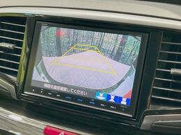 【バックカメラ】駐車時に後方がリアルタイム映像で確認できます。大型商業施設や立体駐車場での駐車時や、夜間のバック時に大活躍！運転スキルに関わらず、今や必須となった装備のひとつです！