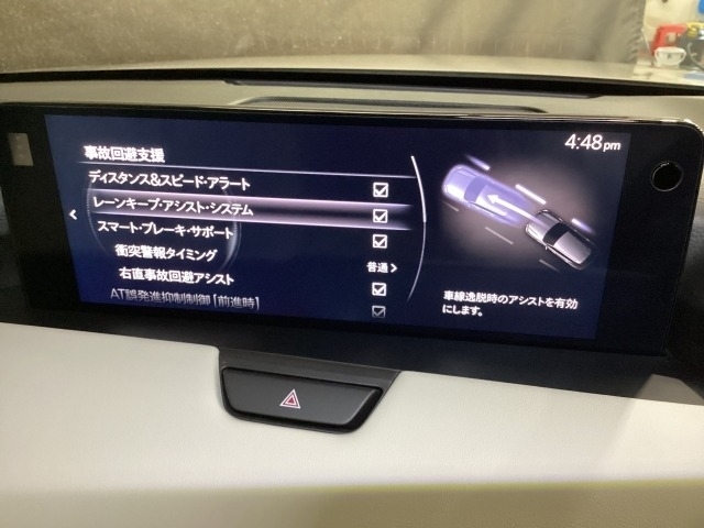 ハンドル操作をアシストすることにより車線からの逸脱回避を支援します。