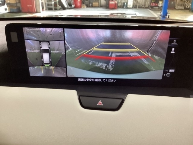 狭い場所での駐車やすれ違いなどでより的確な運転操作に役立つ360°ビューモニターが装備されています。