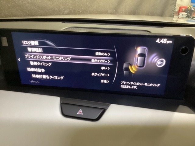 後方左右の死角に入ってしまった車両をセンサーが感知しドライバーにお知らせしてくれるブラインドスポットモニタリングシステム。高速の合流などでも安心できます。