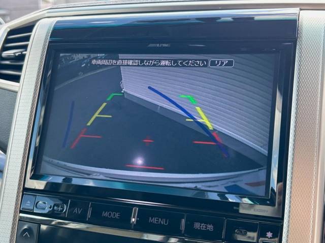 【バックカメラ】駐車時に後方がリアルタイム映像で確認できます。大型商業施設や立体駐車場での駐車時や、夜間のバック時に大活躍！運転スキルに関わらず、今や必須となった装備のひとつです