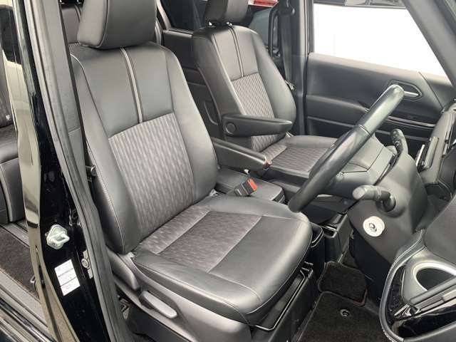運転席シートも目立つ汚れは無く綺麗に保たれております！スタッフによる徹底的なクリーニング後ご納車させていただきます！気になる方は店頭へ現車確認にご来店ください！遠方の方は写真でのやり取りも可能です！