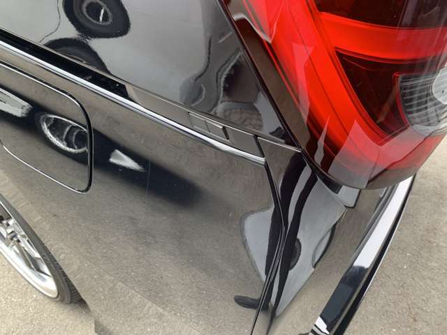 電動リアゲートとなっております！テールランプ横のスイッチで容易にリアゲートの開閉が可能でございます！！非常にありがたい装備品で御座います！！