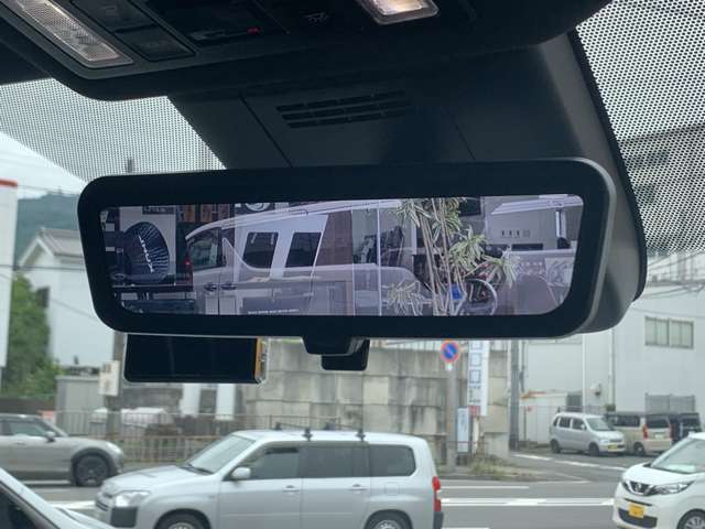 デジタルインナーミラーが装着されております！後部座席に人が乗ったり、荷物を複数積込した場合でも後部が常に見ることが可能でございます！
