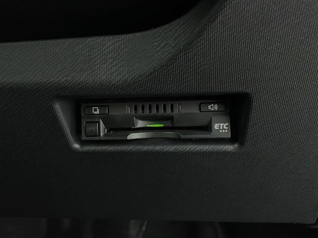 【ETC】有料道路を利用する際に料金所で停止することなく通過できる、ETC車載器（ノンストップ自動料金収受システム機器）が装備されています。セットアップを行うことで利用可能になります。