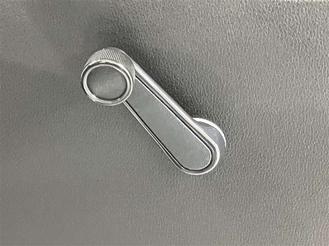 納車前にご案内しますボディーコーティングを施工する事をお勧めします。理由1納車時ピカピカ、2洗車も楽々だし雨で多少の汚れも無くなります、3運転してて気持ちがよいetc.