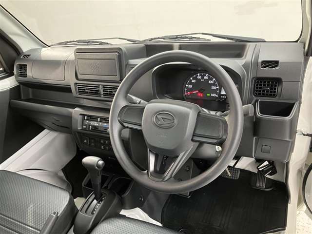 弊社の商品車両は横浜本牧にあります本部で隅々までチェックを行い、トヨタの厳しい商品基準をクリアした厳選した車両を展示しています。