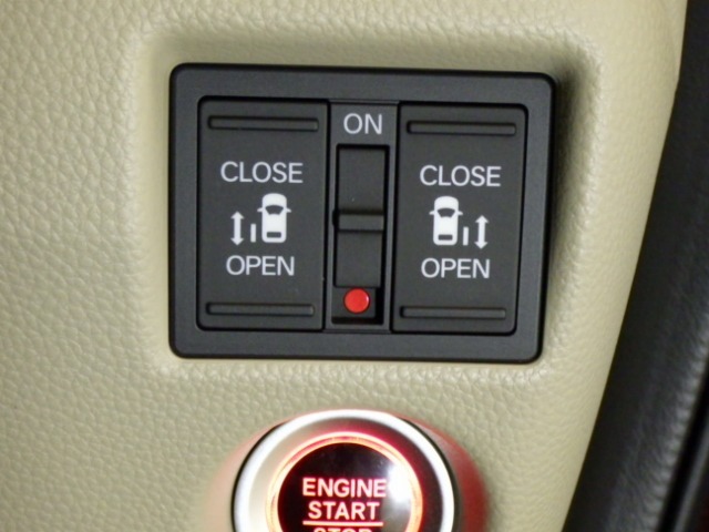【両側パワースライドドア】両側がパワースライドドアになっており、運転席のスイッチやスマートキーのボタンからでも開閉が可能です！狭い駐車場でのお子様の乗り降りに便利です！