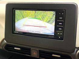【バックカメラ】駐車時に後方がリアルタイム映像で確認できます。大型商業施設や立体駐車場での駐車時や、夜間のバック時に大活躍！運転スキルに関わらず、今や必須となった装備のひとつです！