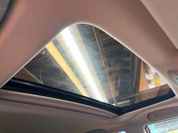 【サンルーフ】開放感たっぷりの希少装備、サンルーフが装着されています！車内に明かりを取り入れたり景色を楽しむ以外にも、車内の空気も簡単に換気できて快適です！