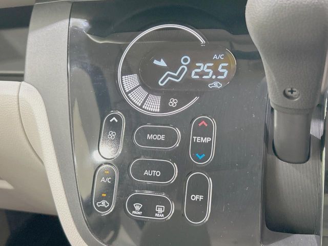 【オートエアコン】一度お好みの温度に設定すれば、車内の温度を検知し風量や温度を自動で調整。暑い…寒い…と何度もスイッチ操作をする必要はありません。快適な車内空間には必須の機能ですね♪