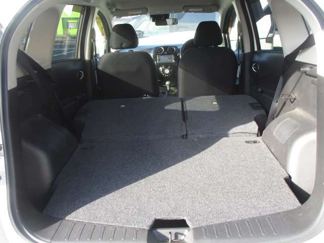 お荷物の量や乗車人数に合わせて使えるリヤシートは、ご覧のとおり倒すことで、広々したラゲッジルームで便利です。