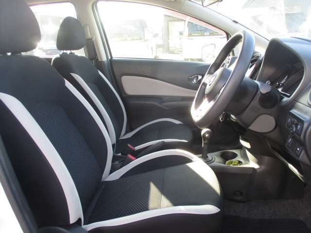 運転席にはシートリフターが付いておりますので、前後のスライドに加えシートの高さも変更出来ます。小柄な女性の方でも運転しやすいポジジョンが取れ、安心して運転できます。
