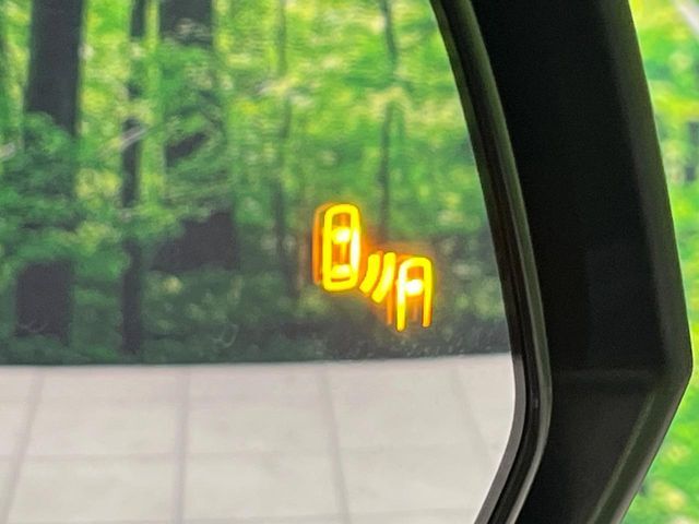 【ブラインドスポットモニター】走行中、ドアミラーの死角になりやすい箇所に後続車が接近するとサイドミラーのレンズに警告を表示！ドライバーに注意喚起をしてくれます。