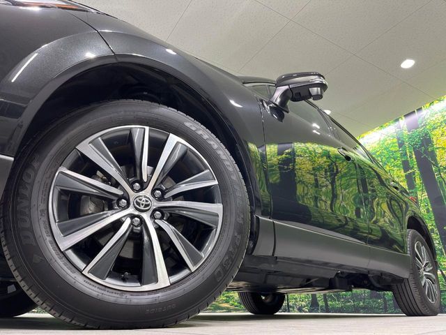 【純正18インチアルミホイール】外観にマッチした純正アルミホイールを装着しております。各種社外アルミホイールや、スタッドレスタイヤも取扱いしております。是非ご相談ください♪