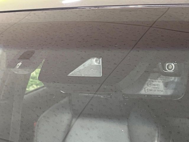 【トヨタセーフティセンス】走行中に前方の車両等を認識し、衝突しそうな時は警報とブレーキで衝突回避と被害軽減をアシスト。より安全にドライブをお楽しみいただけます。