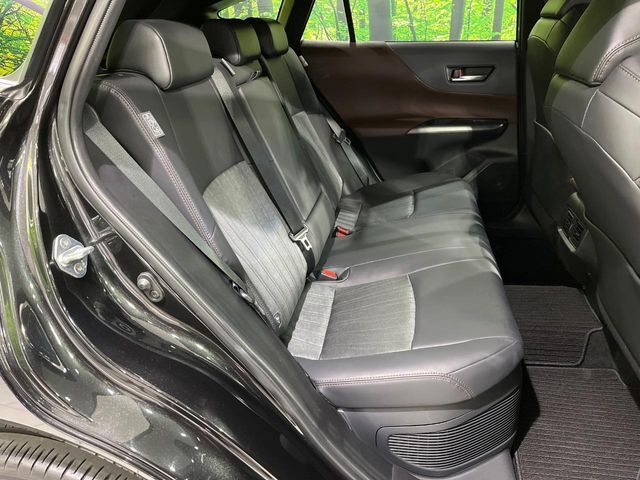 【合皮レザーシート】汚れのふき取りが容易でメンテナンスもが簡単な、機能性に優れる合成皮革を採用した上質なシートです。座り心地もよく、高級感あふれる心地良い車内空間を演出してくれます。