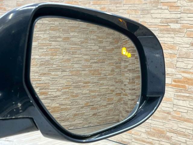 【ブラインドスポットモニター（BSM）】車線変更時に車両後方から来る車両を検知し安全をサポートする装置です。