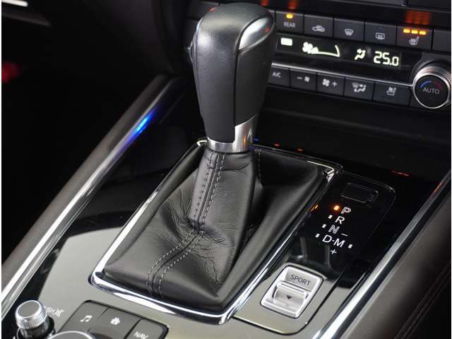 【シフトレバー】シフトもとても操作しやすいデザインになっております。運転する人の事を第一に考えた操作性の高い仕様です。