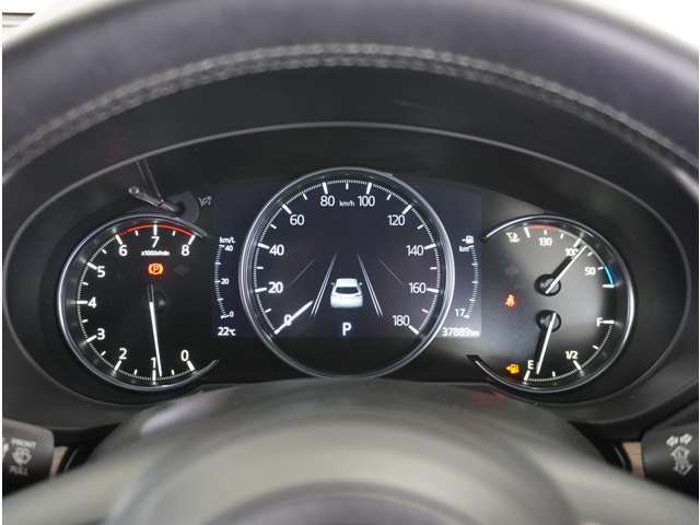 【明るく見やすいメーター】視認性が良く明るく見やすいメーター。運転者にとって見やすいメーターは運転していても疲れないですよね。