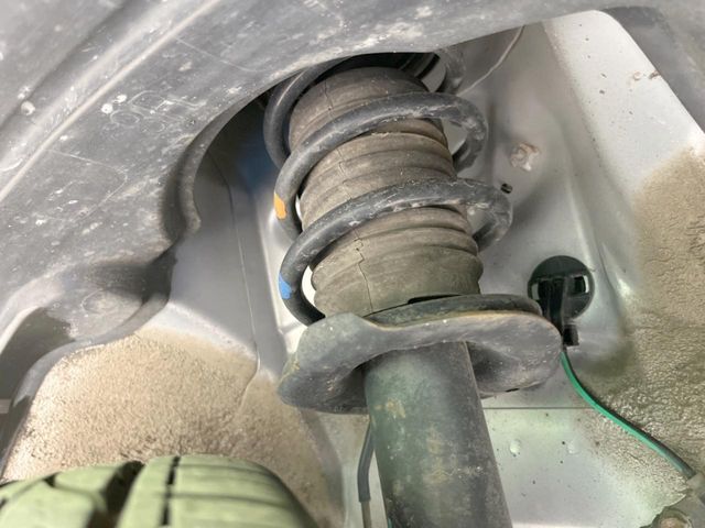 お車を安心してお乗りいただく為には、足回りの定期点検が欠かせません。サービスサポート（有償保証）では無料点検もご提供しており、安心のカーライフをお過ごしいただけるサポート体制が整っています。