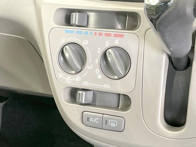 寒い冬も暑い夏も全席に快適な空調を届けてくれる、ダイヤル式エアコンを装備♪