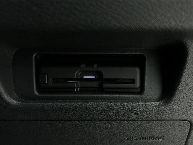 【ETC】有料道路を利用する際に料金所で停止することなく通過できる、ETC車載器（ノンストップ自動料金収受システム機器）が装備されています。セットアップを行うことで利用可能になります。