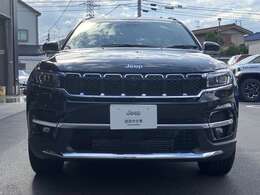 「どこにでも行ける。何でもできる。」Jeepに息づく自由の精神はその素晴らしい性能で、Jeepだから辿り着ける未知なる世界へ誘い心と身体を開放します。