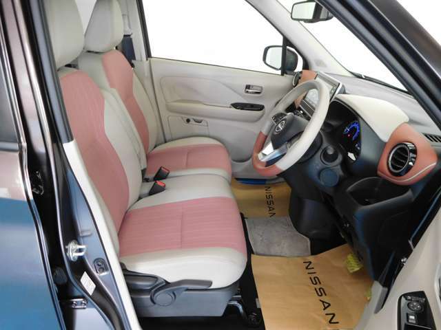 運転席の足元も広く余裕があります　シートリフター付きで小柄な方でも高さ調整が可能です