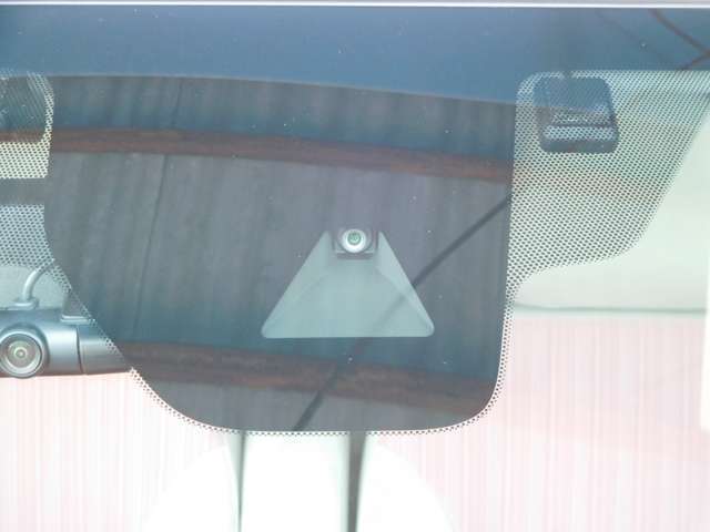 前方の車両を検知。 エマージェンシー（衝突軽減）ブレーキ装備