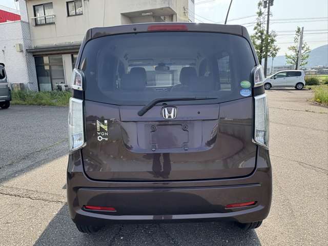 車両の品質管理は室内展示場を完備しておりますので、品質を保った状態の車両をご覧いただけます。